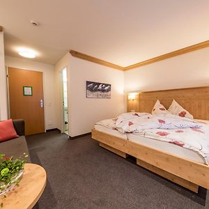 Zimmer mit Kingsize-Bett